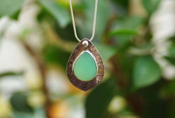 Pendentif en chrysoprase argent 950, chaîne en acier inoxydable.