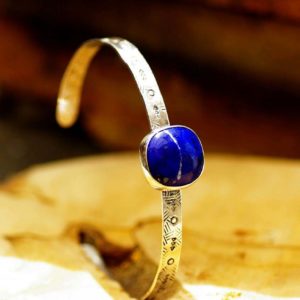 barcelet en argent 950 serti d'un lapis lazuli.
