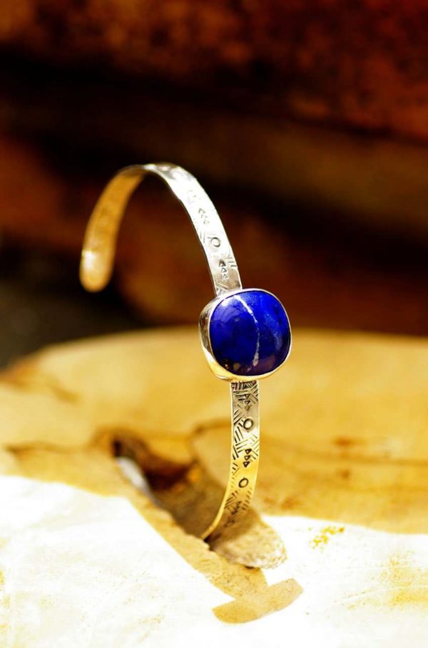 barcelet en argent 950 serti d'un lapis lazuli.