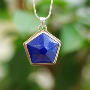 Pendentif en lapis lazuli facetté, serti argent 950, chaîne en acier inoxydable