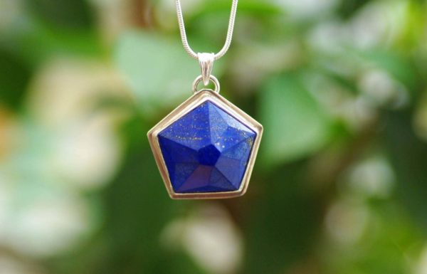 Pendentif en lapis lazuli facetté, serti argent 950, chaîne en acier inoxydable