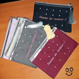 Trousse en tissus, avec message humoristique "femme de rockeur" ou "I Love Mummy", avec plusieurs coloris.