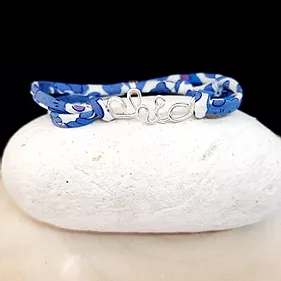 Bracelet mot cursif avec cordon : Noms cursifs immortalisés de manière créative dans les bijoux avec ce cordon modèle "Chic"